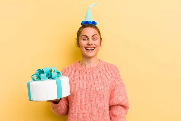 Ung Vacker Kvinna Ser Glad Och Positivt Överraskad Födelsedagskoncept — Stockfoto