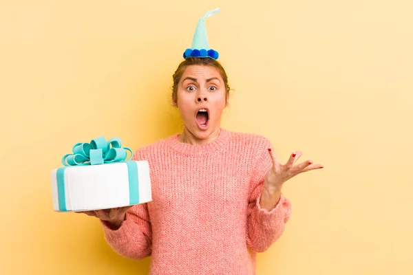 Jovem Bonita Mulher Sentindo Extremamente Chocado Surpreso Conceito Aniversário — Fotografia de Stock