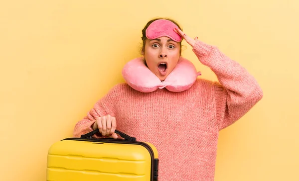 Jovem Bonita Mulher Olhando Feliz Surpreso Surpreso Conceito Passageiro — Fotografia de Stock