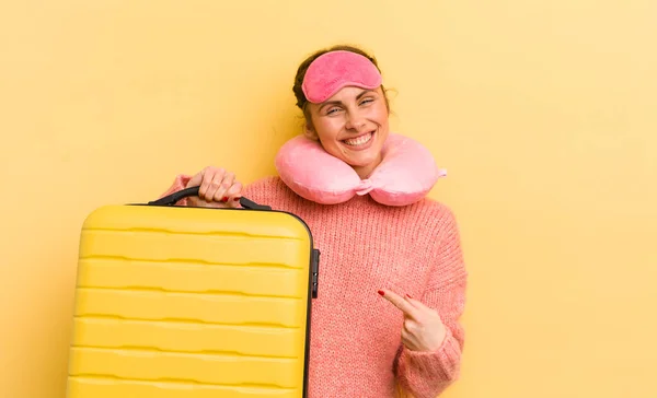 Jonge Mooie Vrouw Kijkt Opgewonden Verrast Wijzend Naar Zijkant Passagiersconcept — Stockfoto