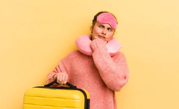 Jovem Mulher Bonita Pensando Sentindo Duvidoso Confuso Conceito Passageiro — Fotografia de Stock