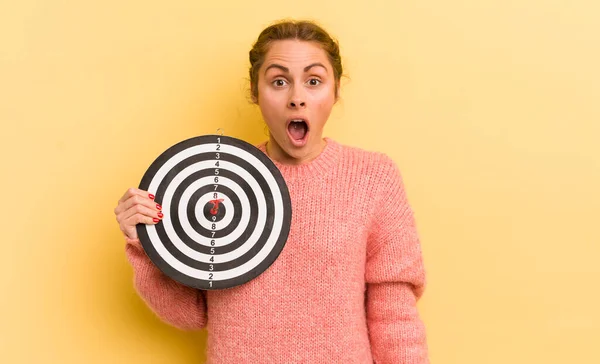 Joven Bonita Mujer Buscando Muy Sorprendido Sorprendido Dardo Concepto Objetivo —  Fotos de Stock