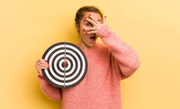 Junge Hübsche Frau Die Schockiert Verängstigt Oder Verängstigt Aussieht Und — Stockfoto