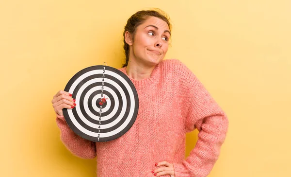 Ung Vacker Kvinna Skakar Känner Sig Förvirrad Och Osäker Dart — Stockfoto