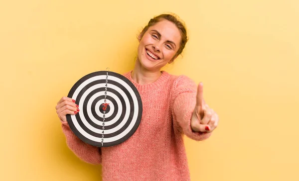 Ung Vacker Kvinna Leende Och Ser Vänlig Visar Nummer Ett — Stockfoto