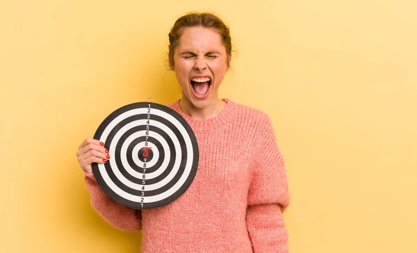 Ung Vacker Kvinna Skriker Aggressivt Ser Mycket Arg Dart Mål — Stockfoto