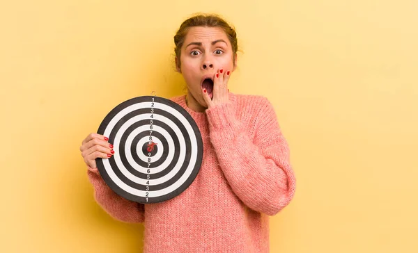 Ung Vacker Kvinna Känner Sig Chockad Och Rädd Dart Mål — Stockfoto