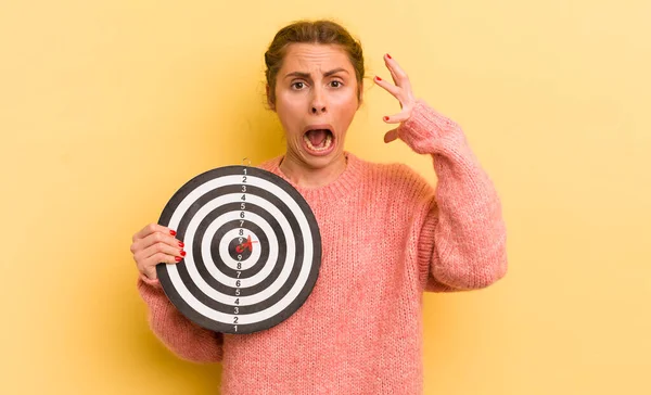 Ung Vacker Kvinna Skriker Med Händerna Upp Luften Dart Mål — Stockfoto