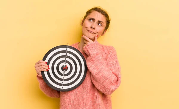 Ung Vacker Kvinna Tänker Känner Sig Tveksam Och Förvirrad Dart — Stockfoto