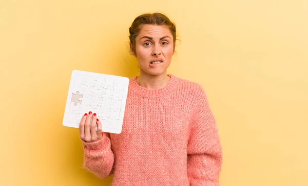 Joven Bonita Mujer Buscando Desconcertado Confundido Concepto Rompecabezas —  Fotos de Stock