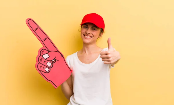 Joven Bonita Mujer Sintiéndose Orgullosa Sonriendo Positivamente Con Los Pulgares —  Fotos de Stock