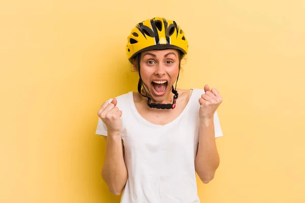 Joven Bonita Mujer Sintiéndose Sorprendida Riendo Celebrando Éxito Concepto Bicicleta — Foto de Stock