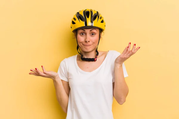 Jonge Mooie Vrouw Voelt Zich Verward Verward Twijfelend Fietsconcept — Stockfoto