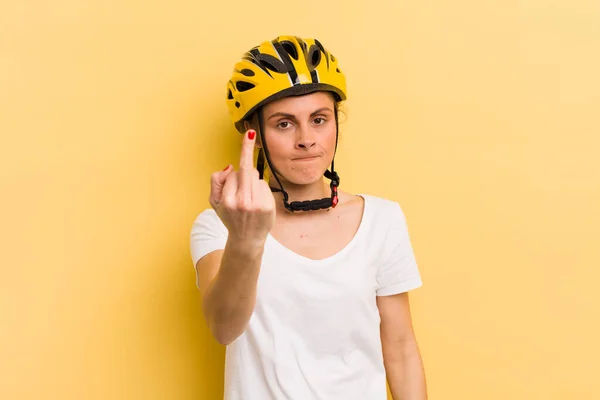 Jovem Mulher Bonita Sentindo Raiva Irritado Rebelde Agressivo Conceito Bicicleta — Fotografia de Stock