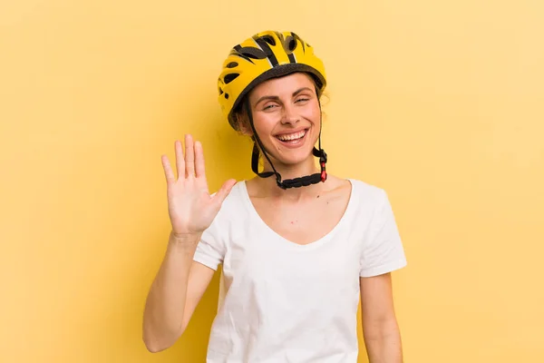 Jonge Mooie Vrouw Glimlacht Gelukkig Zwaaiende Hand Verwelkomen Groeten Fietsconcept — Stockfoto