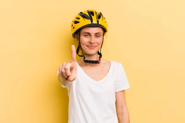 Jeune Jolie Femme Souriante Sympathique Montrant Numéro Concept Vélo — Photo