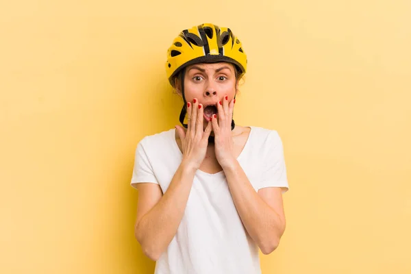 Ung Vacker Kvinna Känner Sig Chockad Och Rädd Cykelkoncept — Stockfoto