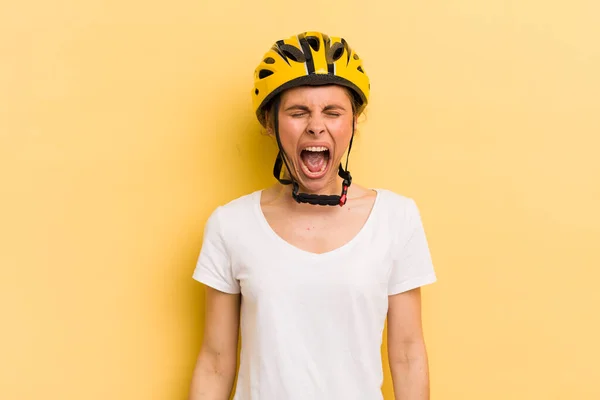 Młoda Ładna Kobieta Krzyczy Agresywnie Wyglądając Bardzo Wściekłą Koncepcja Roweru — Zdjęcie stockowe
