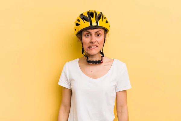 Ung Vacker Kvinna Ser Förbryllad Och Förvirrad Cykelkoncept — Stockfoto