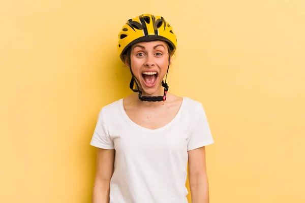 Młoda Ładna Kobieta Wyglądająca Szczęśliwą Mile Zaskoczoną Koncepcja Roweru — Zdjęcie stockowe