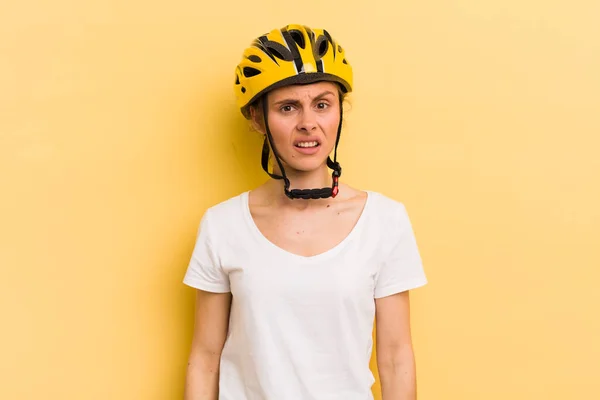 Ung Vacker Kvinna Känner Sig Förbryllad Och Förvirrad Cykelkoncept — Stockfoto