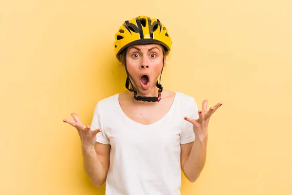 Ung Vacker Kvinna Känner Sig Extremt Chockad Och Förvånad Cykelkoncept — Stockfoto