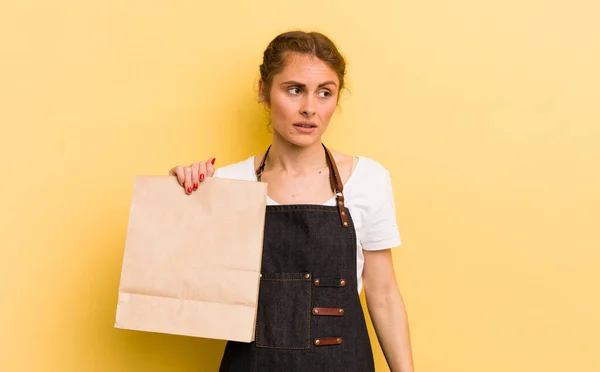 Jonge Mooie Vrouw Voelt Zich Verdrietig Boos Boos Kijkt Naar — Stockfoto