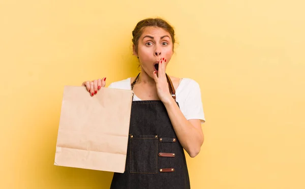 Jovem Bonita Mulher Sentindo Chocado Assustado Conceito Mensageiro Fast Food — Fotografia de Stock