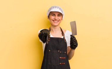 Genç ve güzel bir kadın kamerayı işaret ederek seni seçiyor. Kasap konsepti