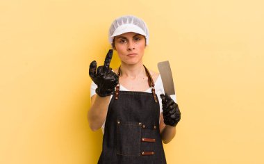 Genç ve güzel bir kadın kızgın, sinirli, asi ve agresif hissediyor. Kasap konsepti