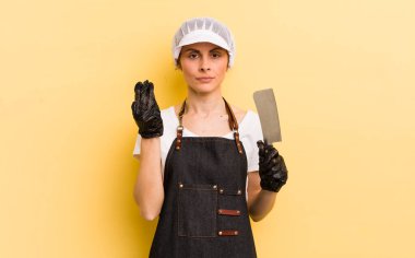 Genç ve güzel bir kadın kapiş ya da para hareketi yapıyor, sana ödemeni söylüyor. Kasap konsepti