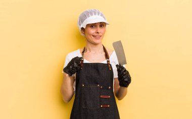 Genç ve güzel bir kadın kibirli, başarılı, pozitif ve gururlu görünüyor. Kasap konsepti