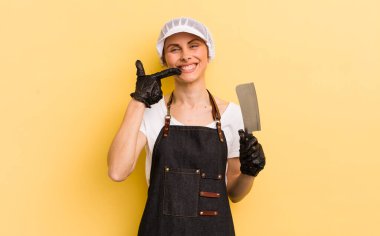 Genç ve güzel bir kadın, kendine güvenerek gülümsüyor. Kasap konsepti