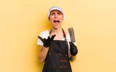 Genç ve güzel bir kadın umutsuz, hayal kırıklığına uğramış ve stresli görünüyor. Kasap konsepti