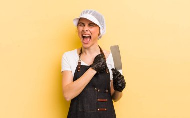 Genç ve güzel bir kadın kendini mutlu hissediyor ve bir meydan okumayla yüzleşiyor ya da kutluyor. Kasap konsepti