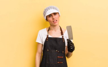 Genç ve güzel bir kadın şaşkın ve şaşkın hissediyor. Kasap konsepti