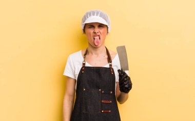 Genç ve güzel bir kadın iğreniyor, sinirleniyor ve dilini çıkarıyor. Kasap konsepti