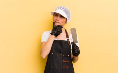 Genç, güzel bir kadın düşünüyor, kuşkulu ve şaşkın hissediyor. Kasap konsepti