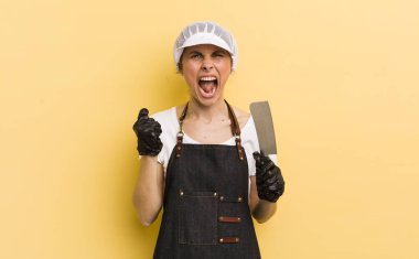 Genç ve güzel bir kadın sinirli bir ifadeyle agresif bir şekilde bağırıyor. Kasap konsepti