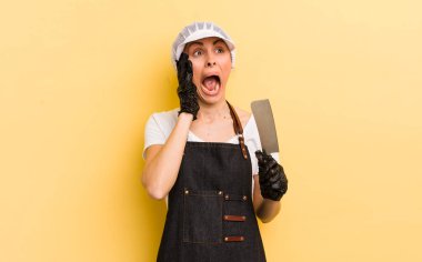 Genç ve güzel bir kadın kendini mutlu, heyecanlı ve şaşırmış hissediyor. Kasap konsepti