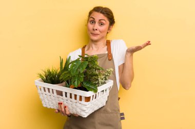 Genç ve güzel bir kadın şaşkın, şaşkın ve şüpheci hissediyor. bitki kavramı