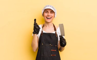 Genç ve güzel bir kadın bir fikri fark ettikten sonra mutlu ve heyecanlı bir dahi gibi hissediyor. Kasap konsepti