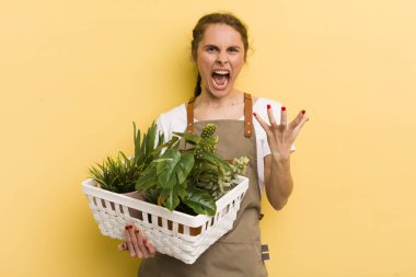 Genç ve güzel bir kadın sinirli, sinirli ve sinirli görünüyor. bitki kavramı