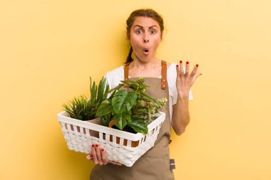 Genç ve güzel bir kadın şok olmuş ve şaşırmış hissediyor. bitki kavramı