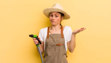 Genç ve güzel bir kadın şaşkın, şaşkın ve şüpheci hissediyor. gardering konsepti