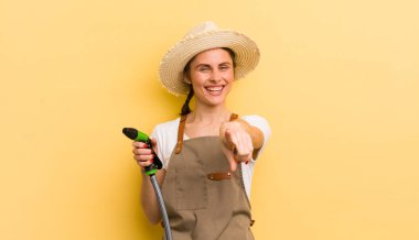 Genç ve güzel bir kadın kamerayı işaret ederek seni seçiyor. gardering konsepti