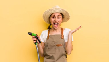 Genç ve güzel bir kadın inanılmaz bir şey karşısında kendini mutlu ve şaşkın hissediyor. gardering konsepti