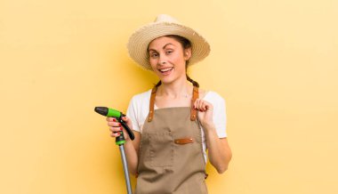 Genç ve güzel bir kadın kibirli, başarılı, pozitif ve gururlu görünüyor. gardering konsepti