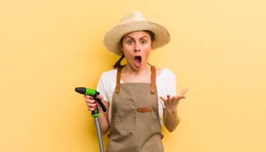 Genç ve güzel bir kadın şok olmuş ve şaşırmış hissediyor. gardering konsepti