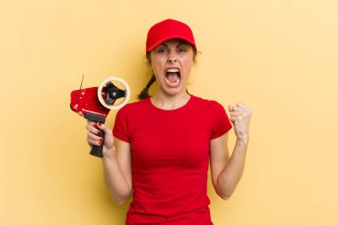 Genç ve güzel bir kadın sinirli bir ifadeyle agresif bir şekilde bağırıyor. paketleyici kavramı